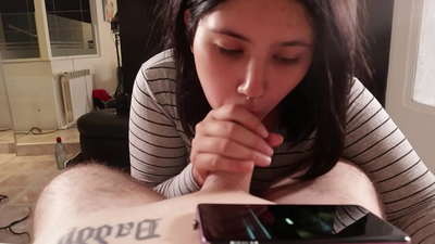 我挑逗我的继妹，而她看迪斯尼 [Cum] 。