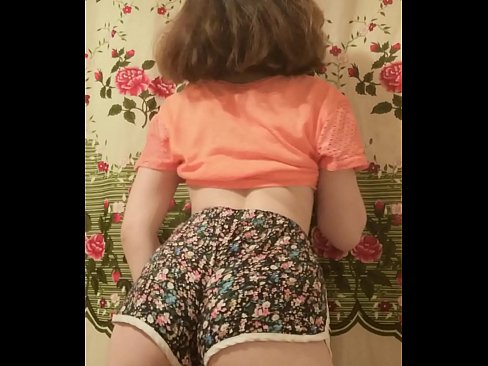 ❤️ 性感的年轻宝贝在镜头前脱下她的短裤 Fucking video❤
