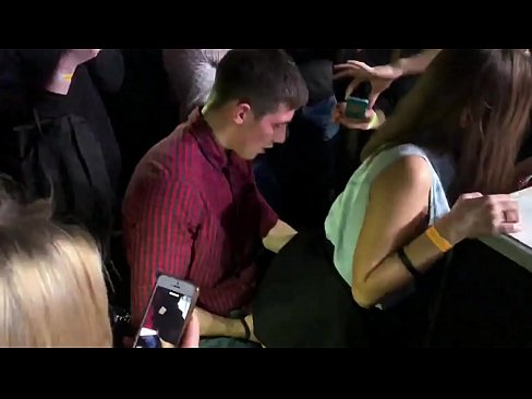 ❤️ 俄罗斯夜总会里的真实性爱 18岁的俄罗斯女孩在夜总会的肛门和阴道性交 Fucking video❤